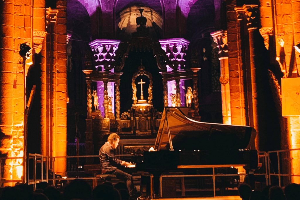 Jacky Terrasson à son piano dans le choeur illuminé de la Basilique
