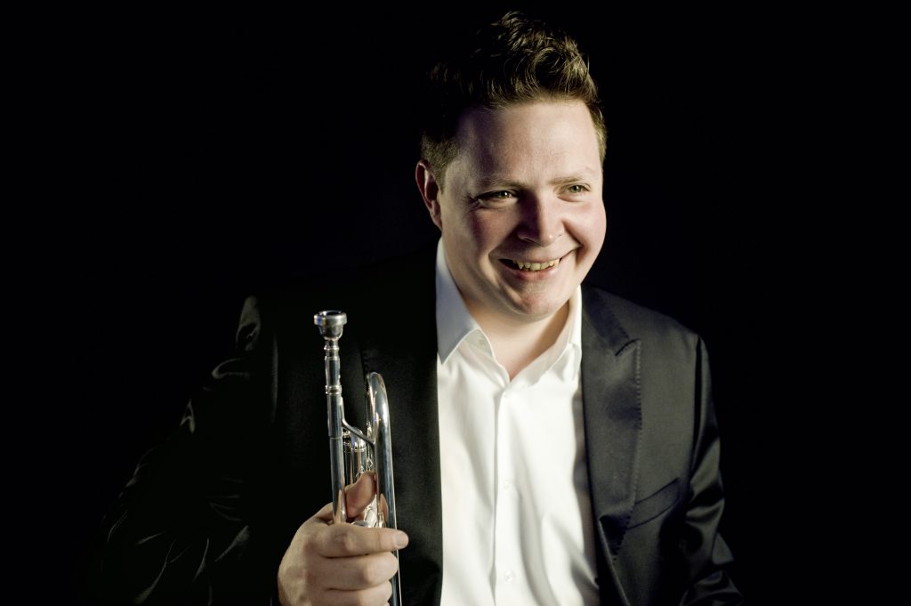 Portrait de Romain Leleu avec sa trompette